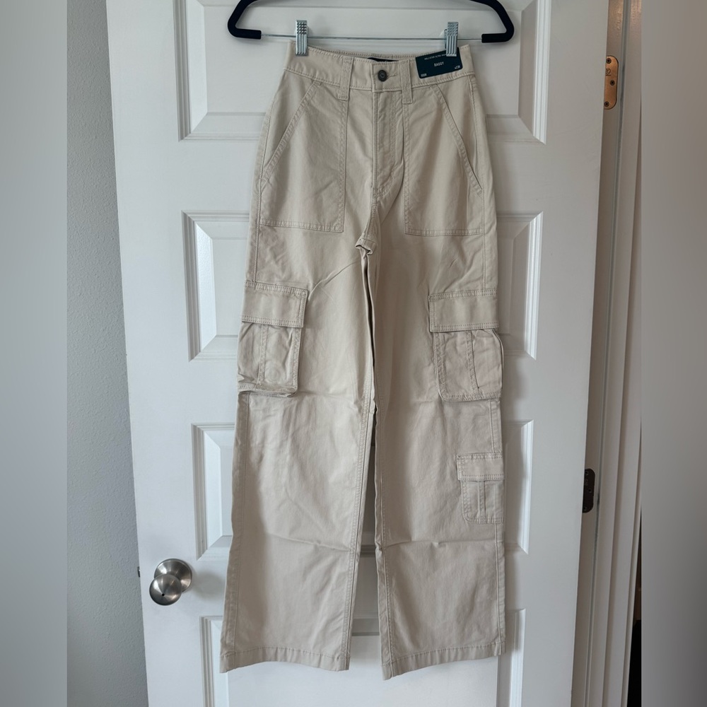 HOLLISTER | Ultra High-Rise Baggy 3-Pocket Cargo Pants Cream | SIZE 23 - Picture 5 of 8